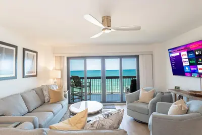 Image de Luxury direct oceanfront corner with a large private balcony, heated pool and garage
