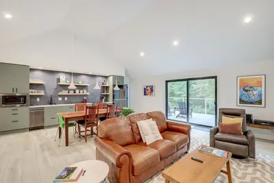 Image de Brevard Retreat: Fireplace, Deck & Screened Porch!