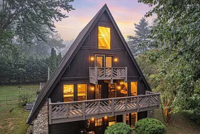 Image de Modern A-Frame, Hot Tub, Ev, 10 Guests, Dual King, 8 Mins from Downtown Hendersonville