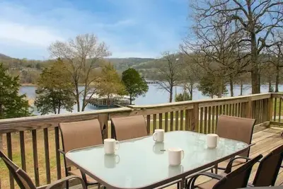 Image de 4br Waterfront Cabin w/ Hot Tub, Pool + Swim & Boat dock