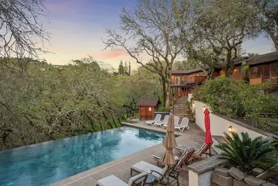 Image de Farpoint: Heated Infinity Pool, Mountain Views