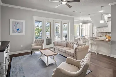 Image de Elegant Home with Pool, Office, Theater, and Fence