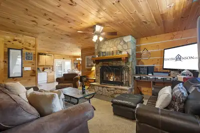 Image de One Level Log Cabin, Free Tickets, Minutes from Big Cedar, Wood Burning Fireplace, Dog Friendly