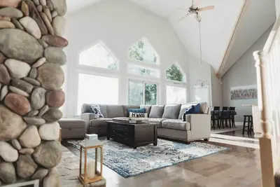 Image de Large home on the Lake, Hot tub, Families, Groups