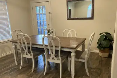 Image de Central Laredo \/ Entire Home\/ King Bed