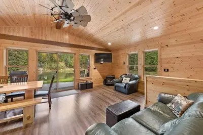 Image de Secluded cabin with your own pond. Waterfront steps away. 30min to ski big mtn