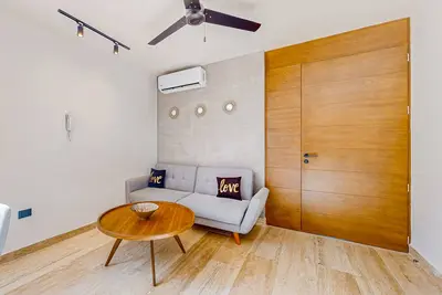 Stylish apartment in the heart of town with rooftop pool & lounge deck