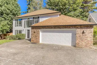 Image de Updated home next to a park with fenced yard, deck, grill, & W/D