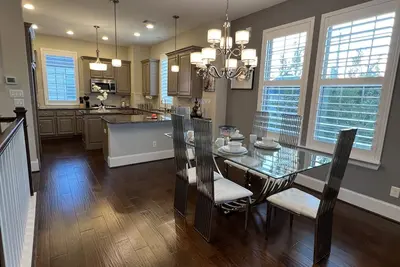 Image de Stunning Three-Story Home in Gated Community – Modern Luxury! !