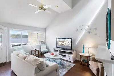 Image de Panoramic Point – Waterfront Condo w/Pool & Tennis