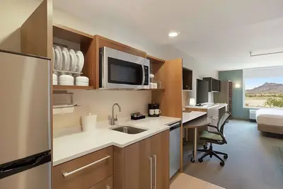 Image de Your Home Away from Home! Free Breakfast, Pool, Free Parking, Pets Allowed!