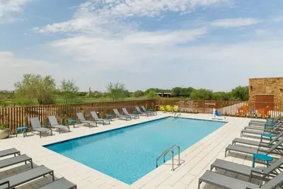 Image de Mesa's Best-Kept Secret! 2 Spacious Units, Pool, Free Breakfast, Free Parking!