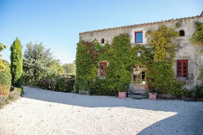 Image de Petite maison 'Le Lodge 4 Pers 10min Plage' avec terrasse privée, jardin partagé et Wi-Fi