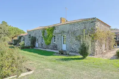 Maison de campagne 'Domaine La Roblinière 10min Plage' avec terrasse privée, jardin privé et Wi-Fi