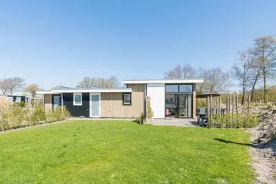 Image de Ce joli chalet est situé sur un terrain spacieux et peut accueillir 4 personnes. Le jardin, aménagé