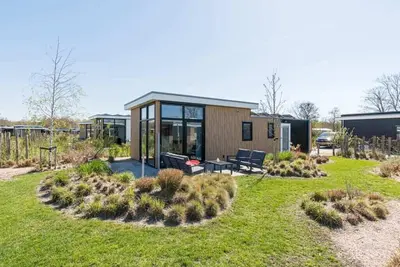 Image de Chalet confortable pour 4 personnes comprenant séjour avec canapé et 2 jolis fauteuils, climatisatio