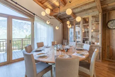 Image de Chalet familial avec Spa et sauna à Courchevel, proche de la télécabine et des commodités.