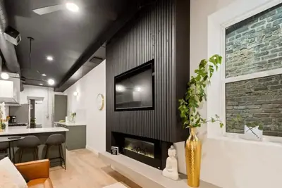 Image de Chic 4-Bedroom Haven: Designer's Dream Home