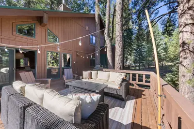 Image de Sleeping Bear Lodge- Remodeled 3br Cabin- Fireplace- Ski Shuttle- Pet-Friendly
