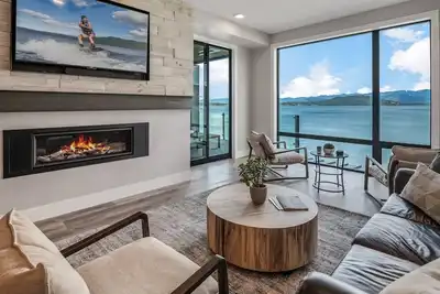 Image de Seasons 8, All New Waterfront Condo. Great views, Rooftop bar and hot tub, marina, beach.