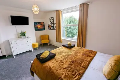 Image de Family size house with games room 2 mins walk to Sandy beach, local amenities. \n