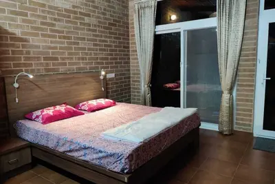 Image de Lake side retreat with earthen cottages
