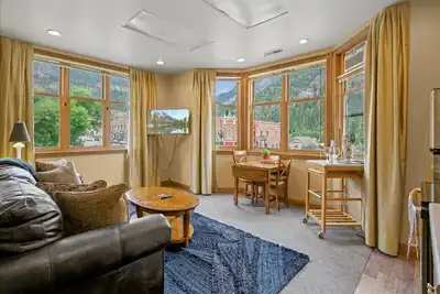 Image de Main Street Retreat with a View