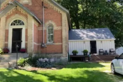 Image de Spend the holidays in the beautiful Beaver Valley at the Vandeleur Schoolhouse.