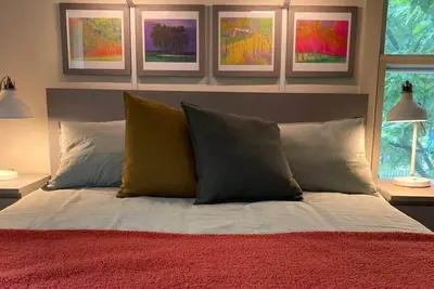Image de Dramatic Light-filled downtown Apartment!