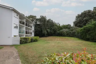 Flat 5 Fairwinds, pet friendly, with a garden in Canford Cliffs