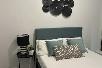 Image de Condo de Luxe au Cœur de la Ville avec Toutes les Commodités