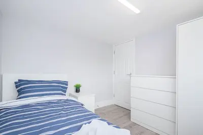 Image de Spacious 4 bedroom very close to train station and town centre