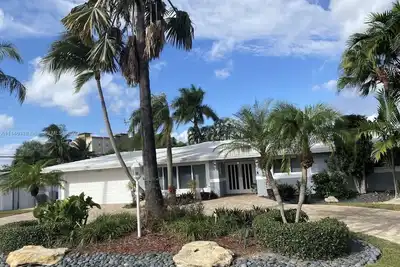Image de Waterfront, heated Pool enclosed, our home is completely renovated, very private