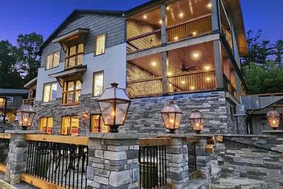 Image de 5-Star 6-Bdrm Luxury House Main St Downtown Blowing Rock w Hot Tub Premier Host
