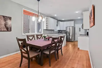 Image de Spacious, Clean and Steps from Wrigley Field!
