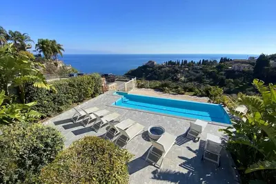 Image de Luxury apartment in Taormina with private swimming pool and private parking