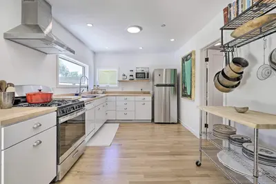 Image de New! Contemporary Sonoma Home with Hot Tub