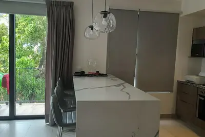 Image de Modern & high end 2 bedroom, 2 bathroom condo in Versailles Pv.
