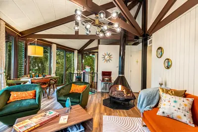 Image de Unique octagon house in woods- Hot tub, pool, fireplace, firepit