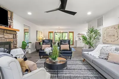 Image de Walk to Lake Rayburn, near bike trails, updated, family and pet friendly!