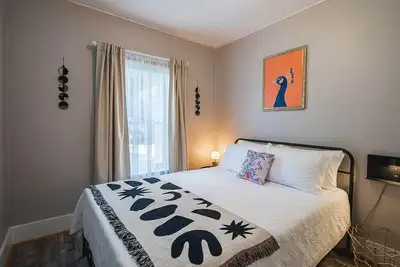 Image de 3 Blk walk to funky Dt Ferndale • 20 min drive to Dt Detroit • Hip Historic Home