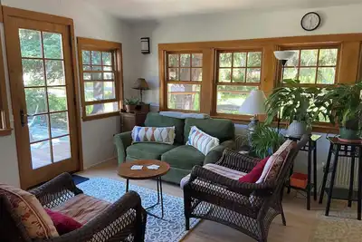 Image de Ski House sleeps 6-8 comfortably. On the Village Road to Jhmr.