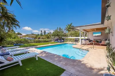 Image de Island Therapy: Pool, Canal, Dock, Outdoor Fun & Games!