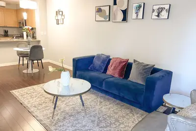 Image de Executive condo close to South Common, Henday with Ug Pkg, free Netflix.