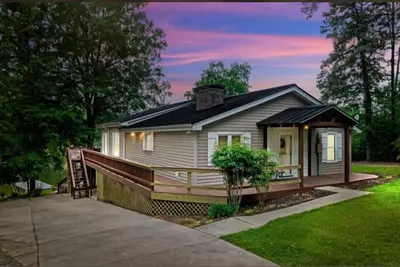 Image de Peaceful Lakefront Retreat: private dock, deck, arcade and more!