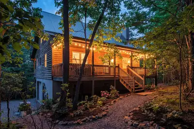Image de Mountain Escape –Hot Tub, Creek Path, Fenced Yard, Fire‑Pit + Fun Yard Games!