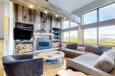 Image de Ski-in/ski-out condo with private hot tub, amazing deck & huge view