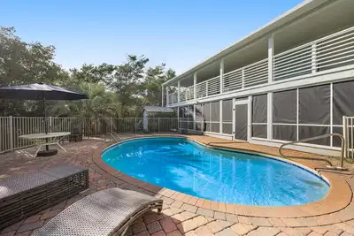 Image de Snowbird-friendly house in Inlet Beach near beach with pool, balcony, & W/D