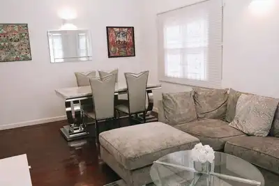 Image de Holiday Home is a beautiful house located close to the city centre of St George