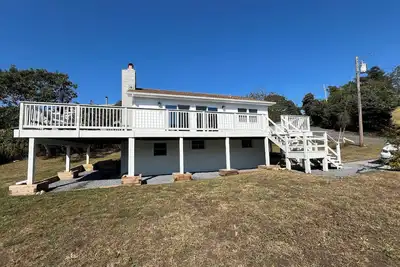 Image de Only 1\/3 of mile to beach and Town. 5 Beds 2 Baths newly renovated